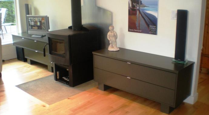 mobles stereo i tv dissenyats i fabricats a mida en color gris fosc alumini