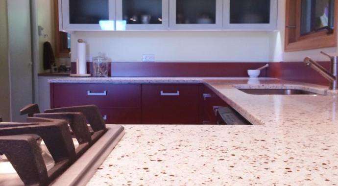 cocina aluminio en rojo ladrillo con muebles altos con puertas blancas y con cristal