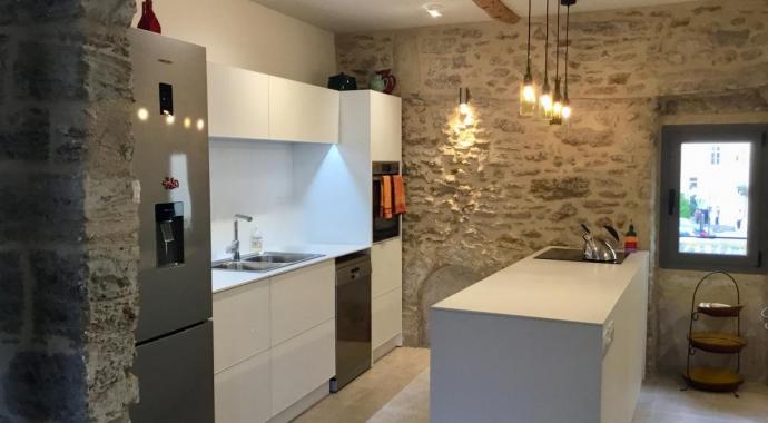 armoires de cuisine non toxiques en aluminium texturé blanc mur en pierre Languedoc Rousillon Pezenas