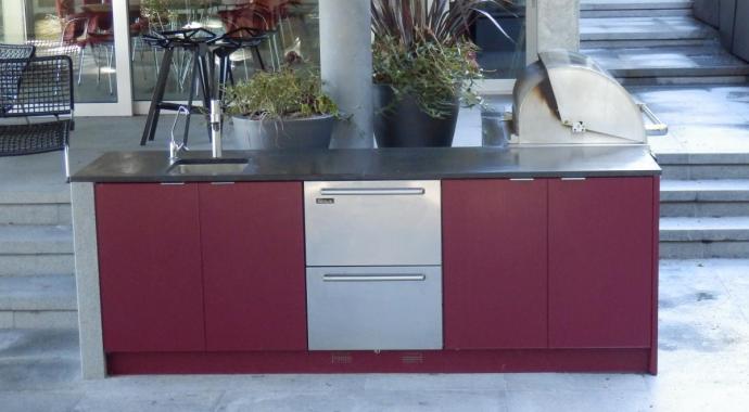 schadstofffreie nachhaltige Aluminiumküche Außenbereich. - festivAL and externAL in Bordeauxrot von IMDesign
