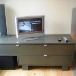 mobles stereo i tv dissenyats i fabricats a mida en color gris fosc alumini