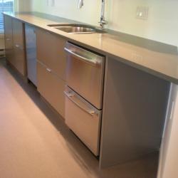schadstofffreie nachhaltige Aluminiumküche - ausziehbarer Kühlschrank in schwarz IMDesign