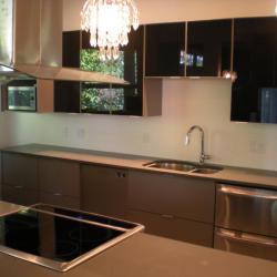 schadstofffreie nachhaltige Aluminiumküche - Hochglanz Oberschränke in schwarz IMDesign