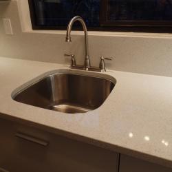 Cuina estreta en alumini blanc non-toxic amb quartz blanc 