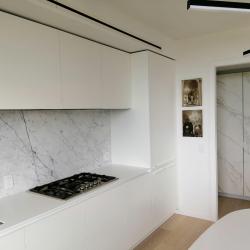 Mobles d'alumini per a rebost en color gris i amb portes de Neolith