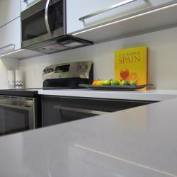 cocina aluminio gris oscuro metalizado con acentos plateados y blanco non-toxic