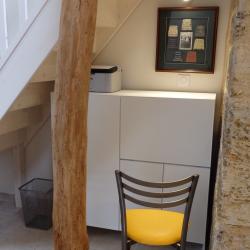 maßgeschneiderter versteckter Schreibtisch unter der Treppe in weiß aus Aluminium - design by IMDesign