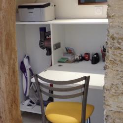 Bureau personnalisé sous l'escalier en aluminium laqué blanc