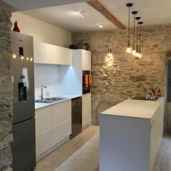 Küche aus Aluminium in Languedoc Rousillon Pezenas schadstofffrei modern in rustikalem Haus mit Originalsteinwänden