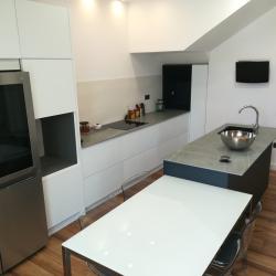 Cocina contemporánea en blanco y gris 