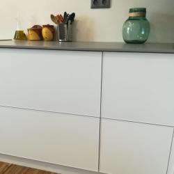 Contemporary kitchen in white and grey