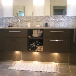 Mueble de baño de aluminio marrón oscuro y cálido; sala baño spa Pender island Victoria bc