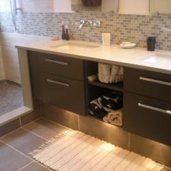 Mueble de baño de aluminio marrón oscuro y cálido; sala baño spa Pender island Victoria bc