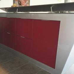 illa moble bar disseny a mida alumini vermell grana