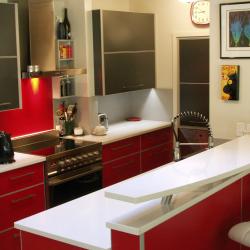 Cocina de aluminio rojo radiante con acentos de color gris oscuro y plata