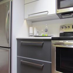 cocina aluminio gris oscuro metalizado con acentos plateados y blanco non-toxic